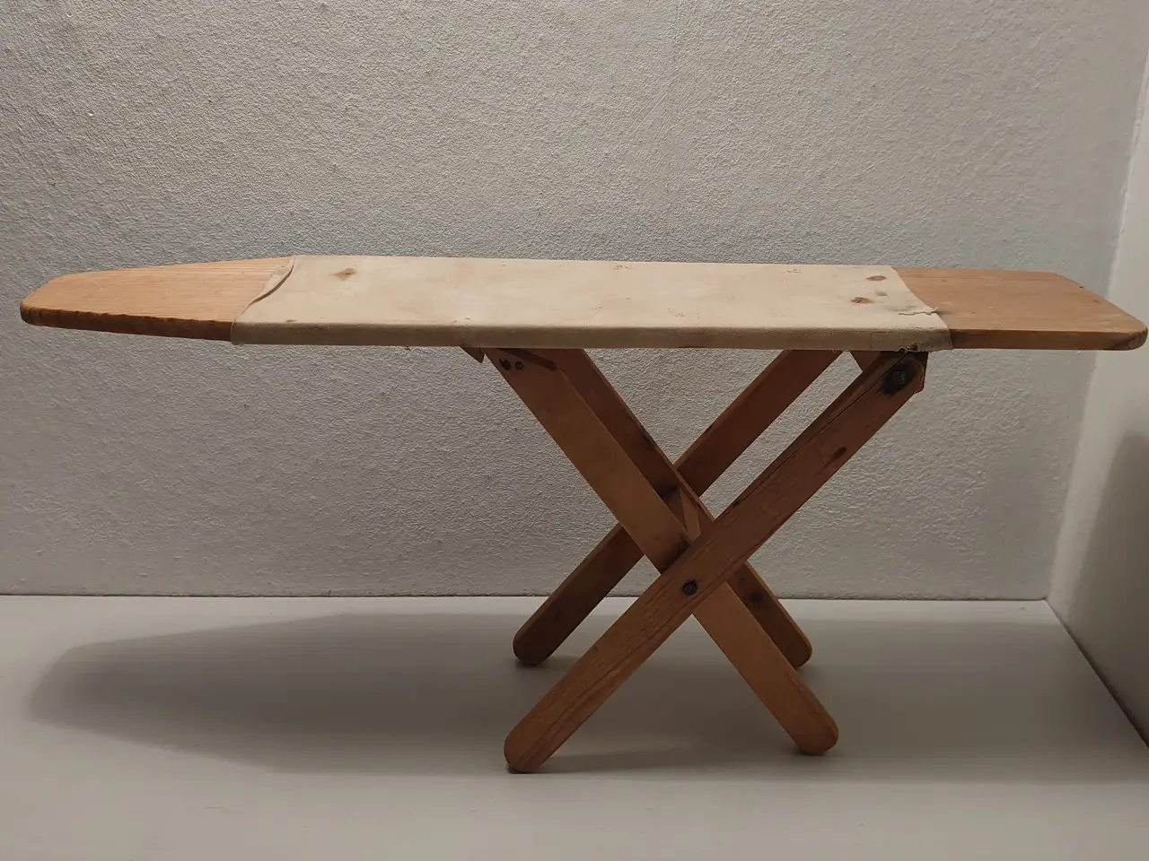 Billede 2 - Fængselslegetøj?Gammelt dukke strygebræt.L43cm.