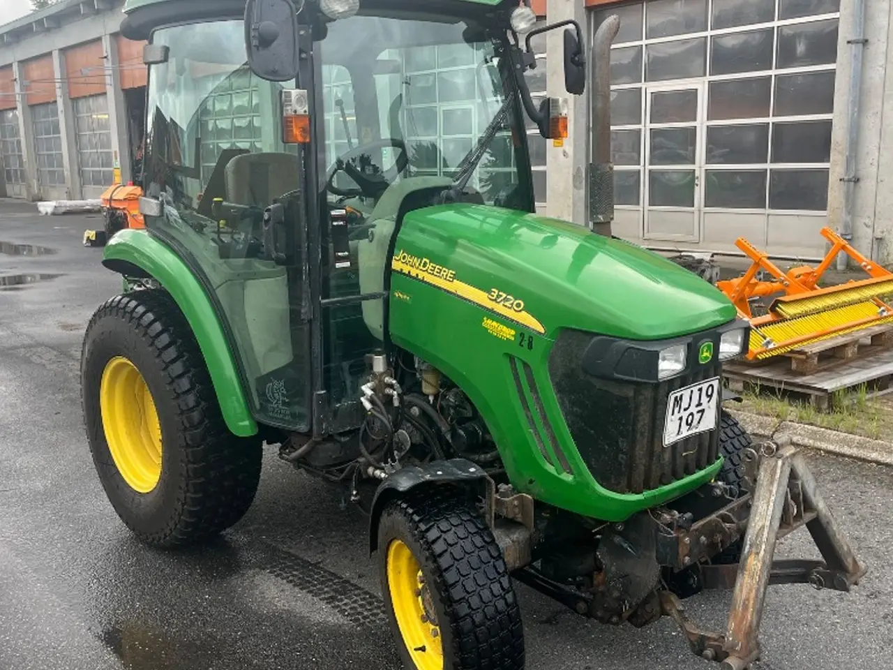 Billede 2 - John Deere 3720HST E-Hydro 4 WD traktor med græsdæk.
