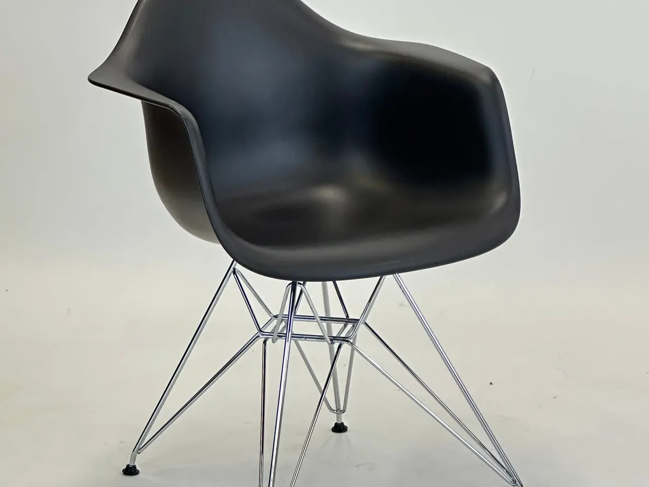 Billede 1 - Vitra Plastic Armchair DAR Stol – Sort Krom Stel