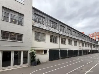 Karakterfuldt kontorlejemål på Vesterbro – tidligere fabriksbygning fra 1936 Velindrettede og fleksible erhvervsarealer med gode lysforhold og moderne faciliteter i attraktiv. central beliggenhed