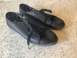 Helt nye sneakers dame str. 41. Sålens længde: 26