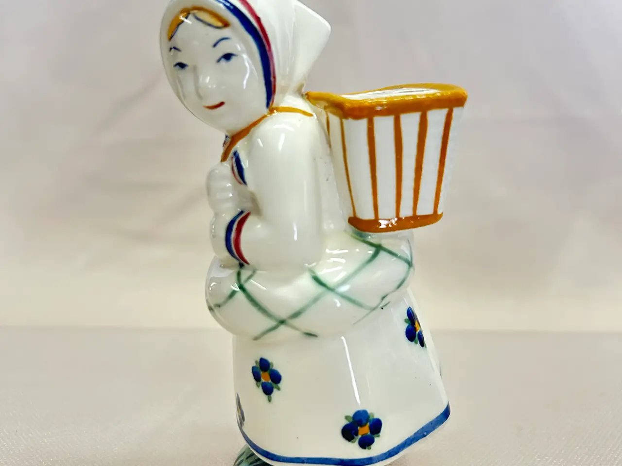 Billede 1 - Aluminia Børnehjælpsfigur 1945 – Skovserpige