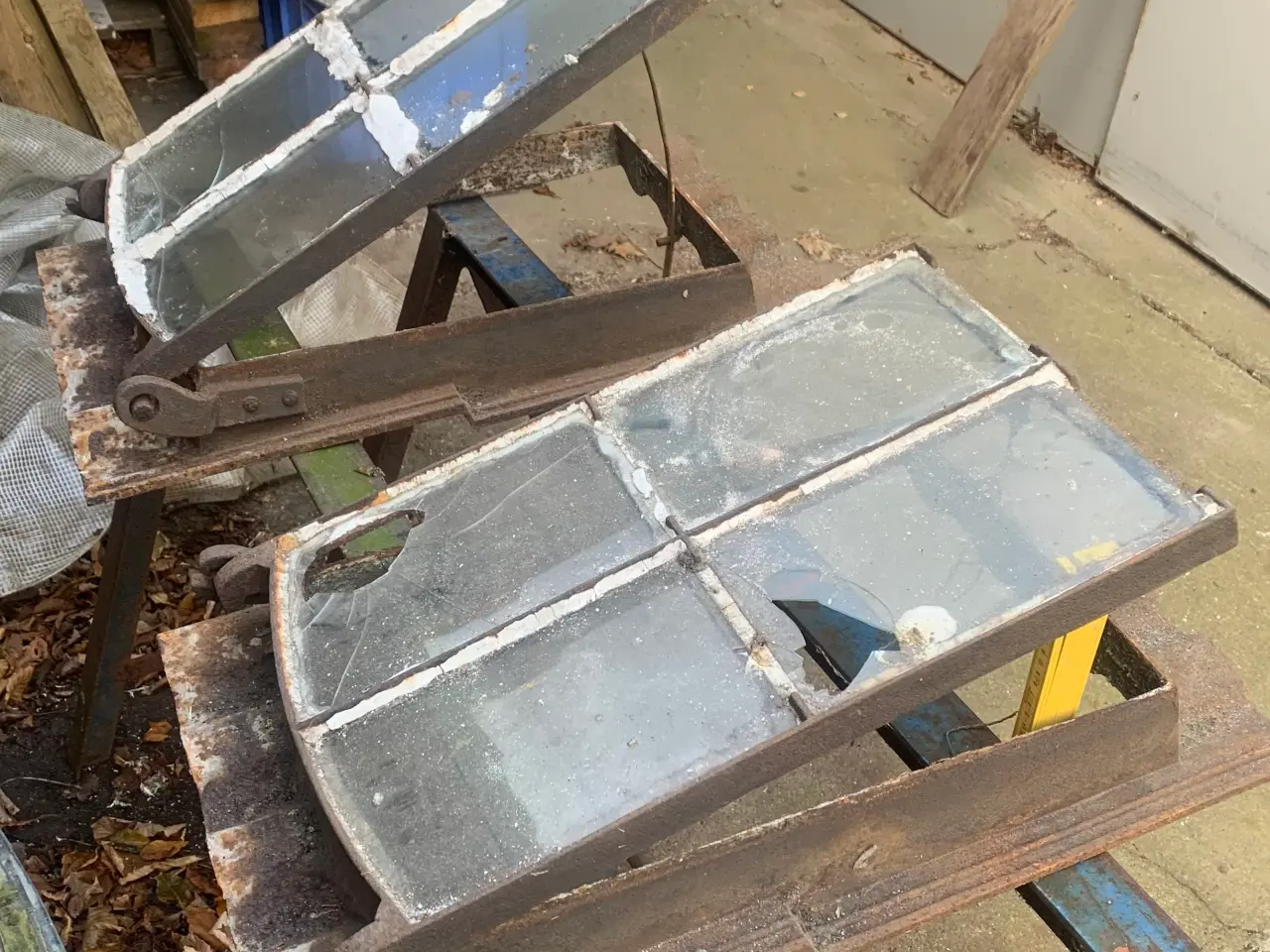 Billede 2 - gamle jern tagvinduer