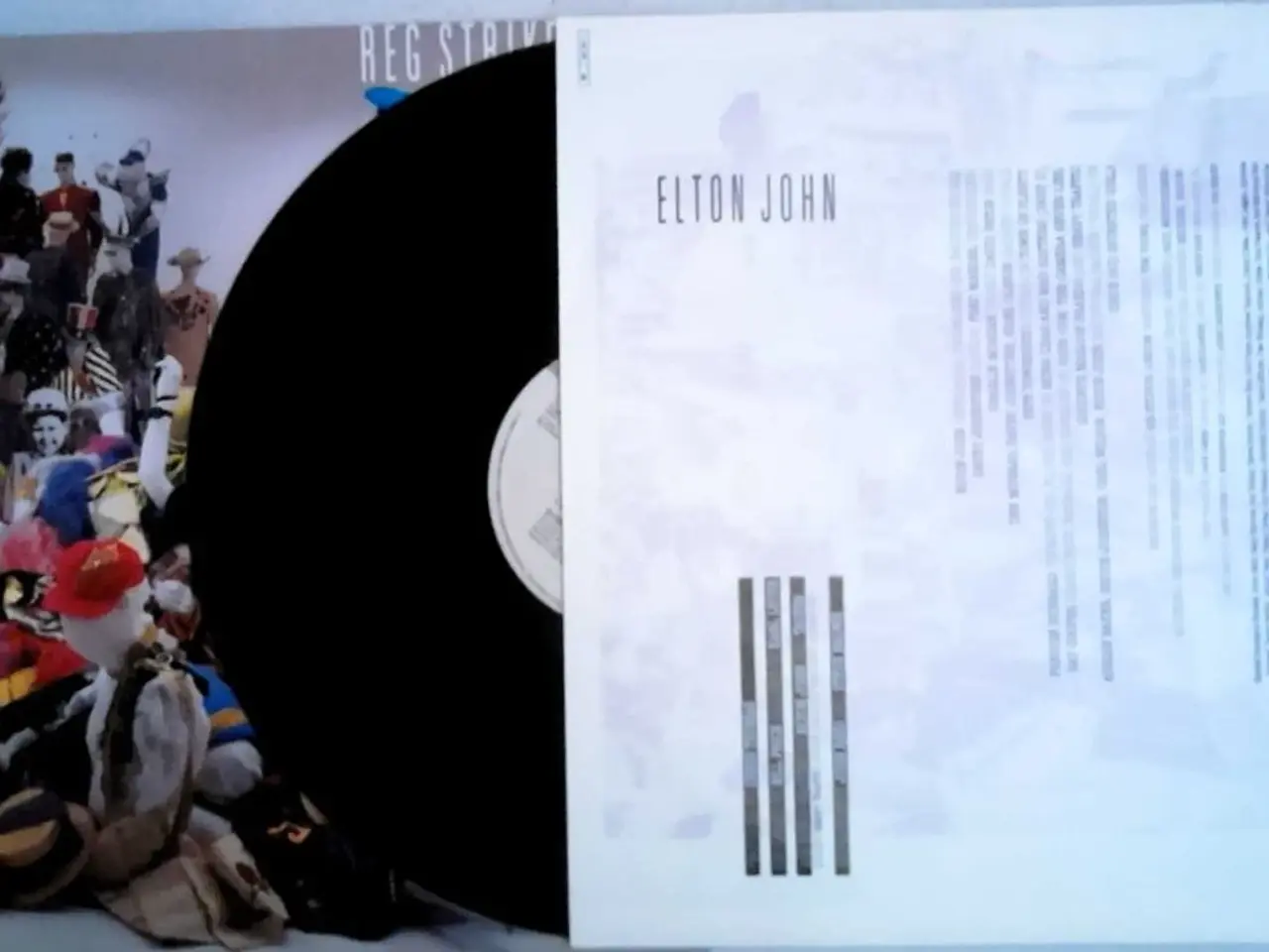 Billede 4 - Elton John, Reg Strikes Back LP