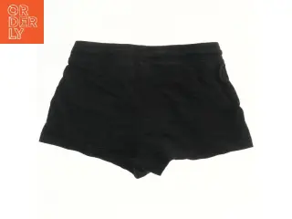 Sort shorts fra H&M (str. 140)