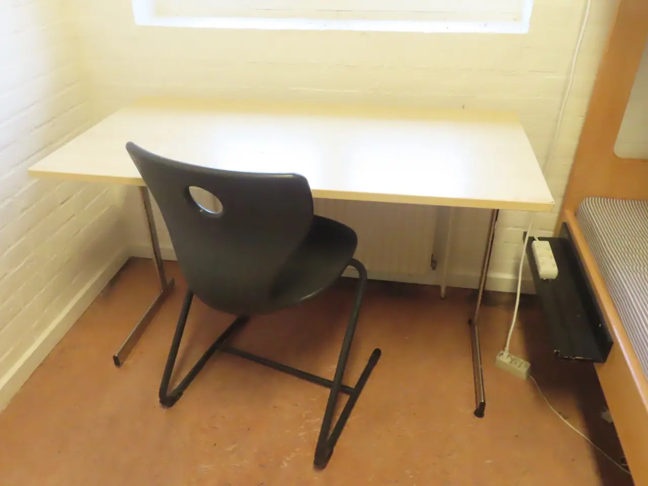 Billede 2 - Indhold på værelse af bord, køjeseng, skab mv.