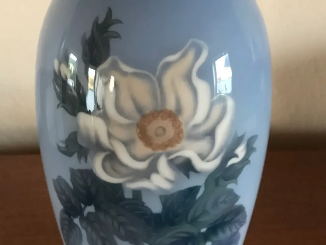 Billede 1 - Vase dekoreret med hvid klitrose / hyben rose