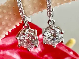 Nye sølvøreringe med 1 karat moissanite i hver.