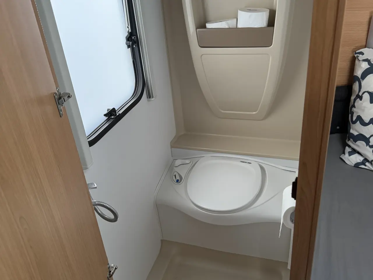 Billede 7 - •	“Udlejes: Adria Adora campingvogn – klar til som
