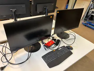 2 stk. Skærme m/docking, tastatur & mus LENOVO