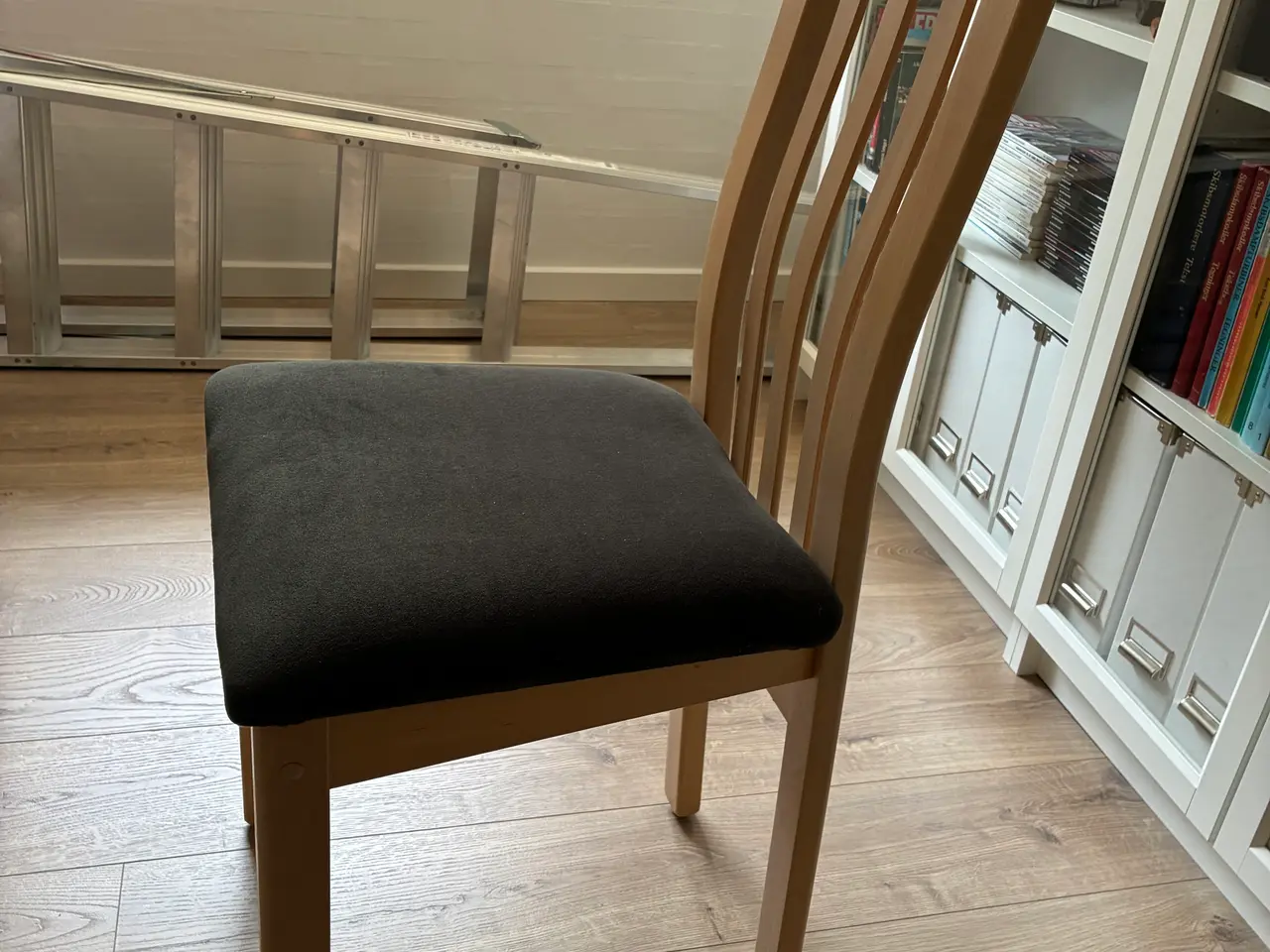 Billede 4 - Køkken stole med koksgrå alcantara (Ruskind
