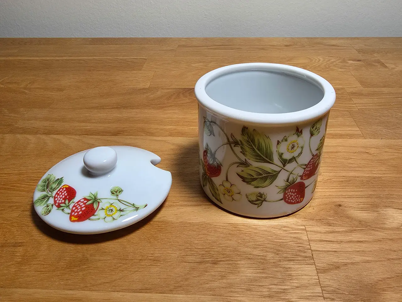 Billede 1 - Fin lille marmeladekrukke med låg og jordbærprint.