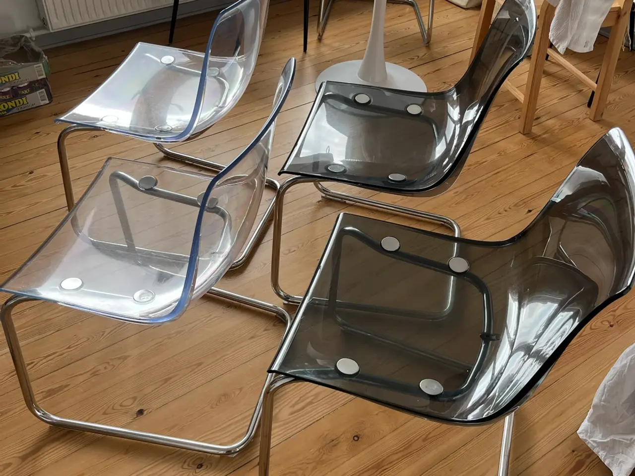 Billede 4 - 5 Spisebordstole i plastik