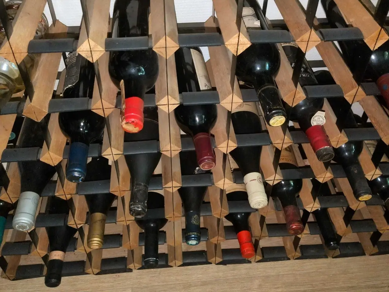 Billede 2 - Vinsamling med 20 flasker samt vinreol