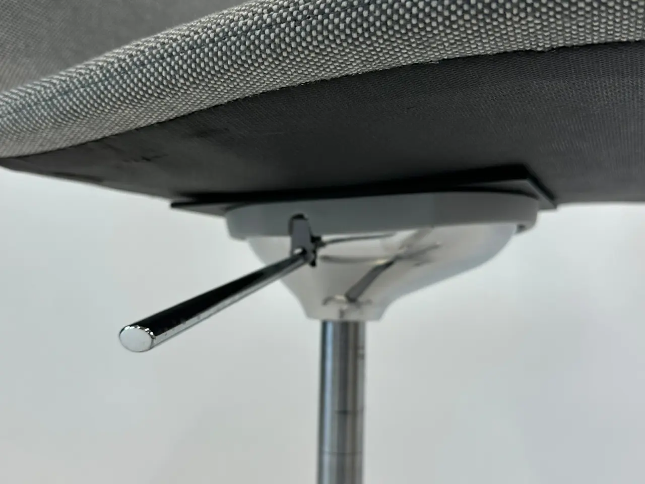 Billede 7 - Magnus Olesen Butterfly Swivel Stol – Grå med Krom Stel