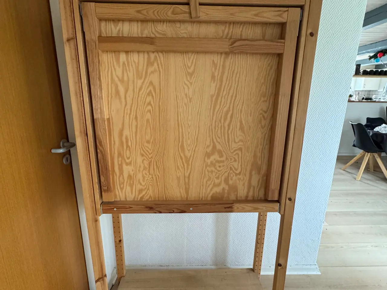 Billede 1 - Reol med bord