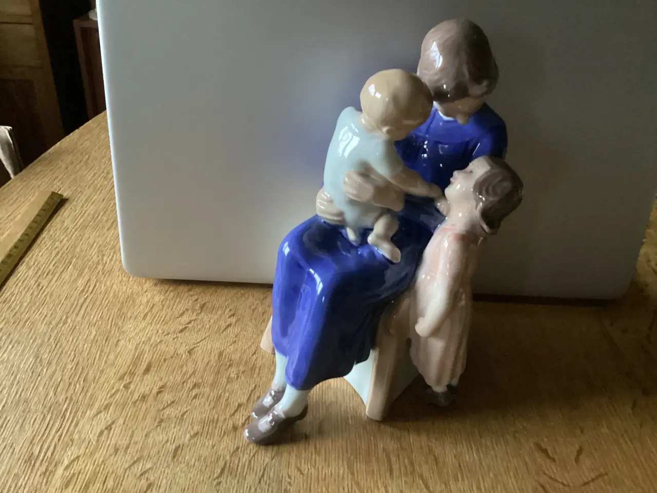 Billede 4 - Siddende mor med 2 børn