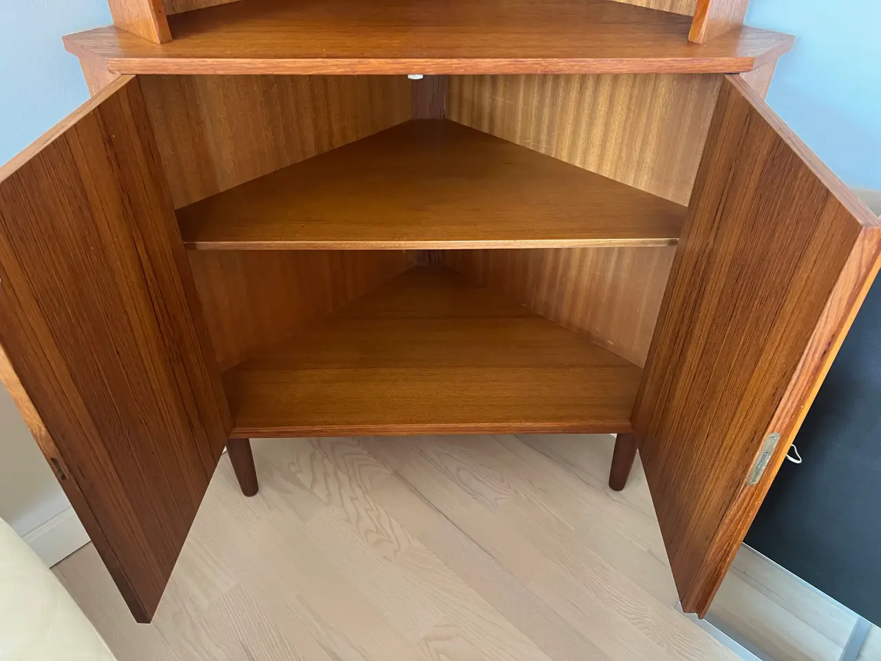 Billede 4 - Teak hjørneskab