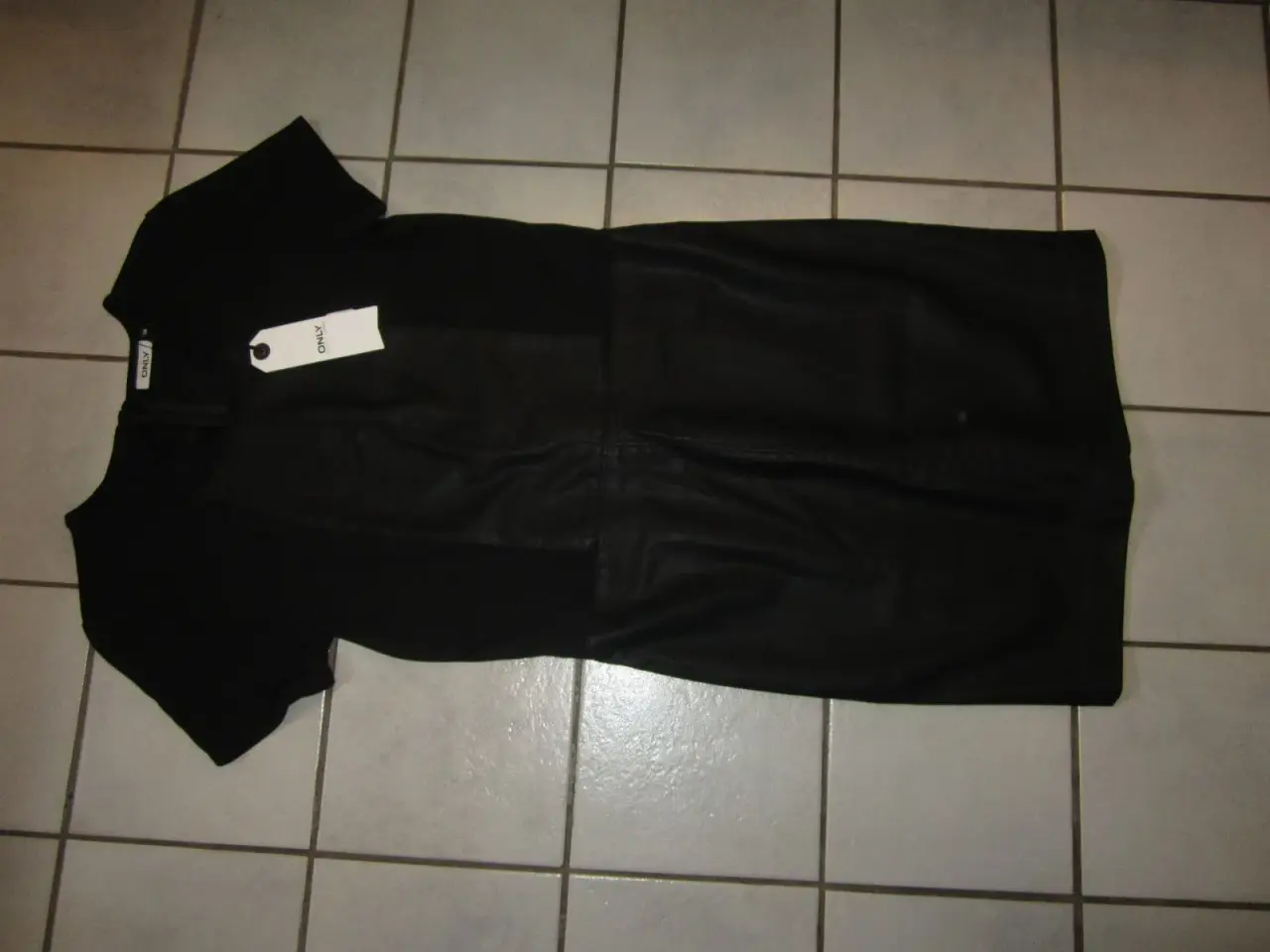 Billede 3 - Elegant Sort Kjole m Skind Ny