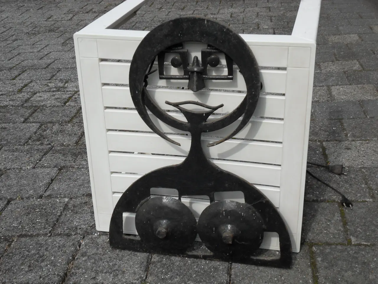 Billede 1 - SKULPTUR-JERN til væg. Kasket-Karl og Ung Pige