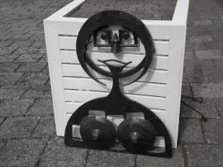 SKULPTUR-JERN til væg. Kasket-Karl og Ung Pige