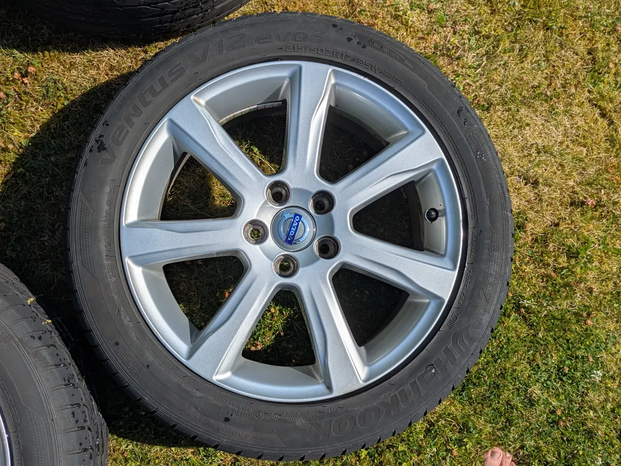 Billede 3 - Original Volvo alufælge 17" til V60 – nye Hankook 