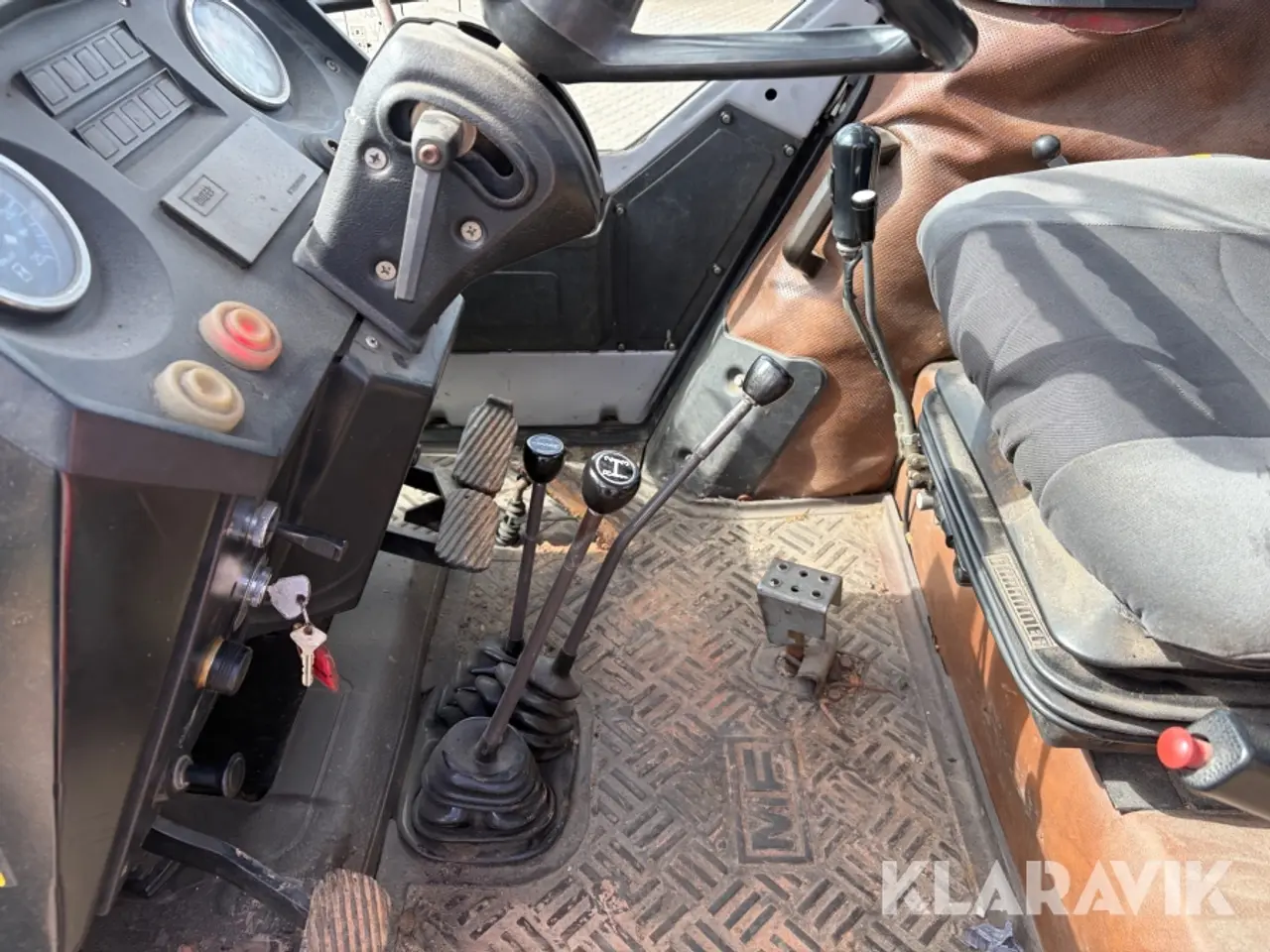 Billede 12 - Traktor Massey-Ferguson 690 RJ med frontlift og tilbehør