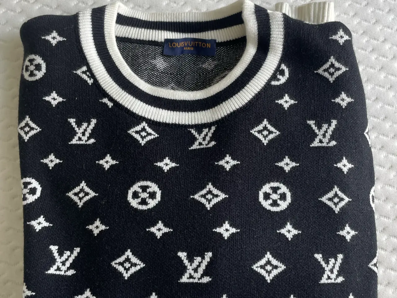 Billede 1 - Sweater sælges