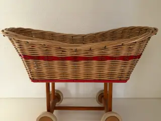 Vintage dukkevugge i flet med hjul – retro