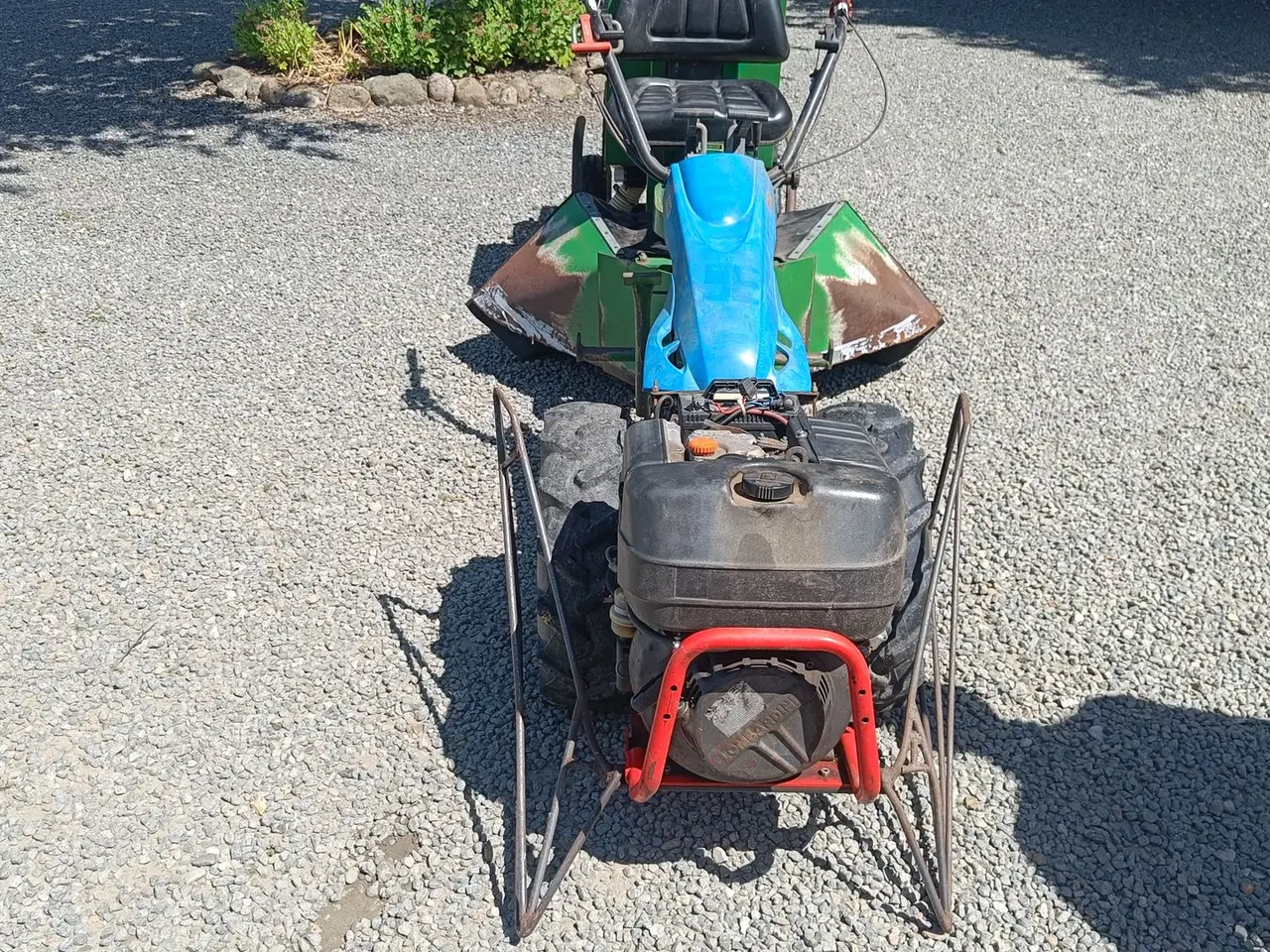 Billede 5 - - - - To hjuls traktor med gødning og sprøjte tilbehør (momsfri)