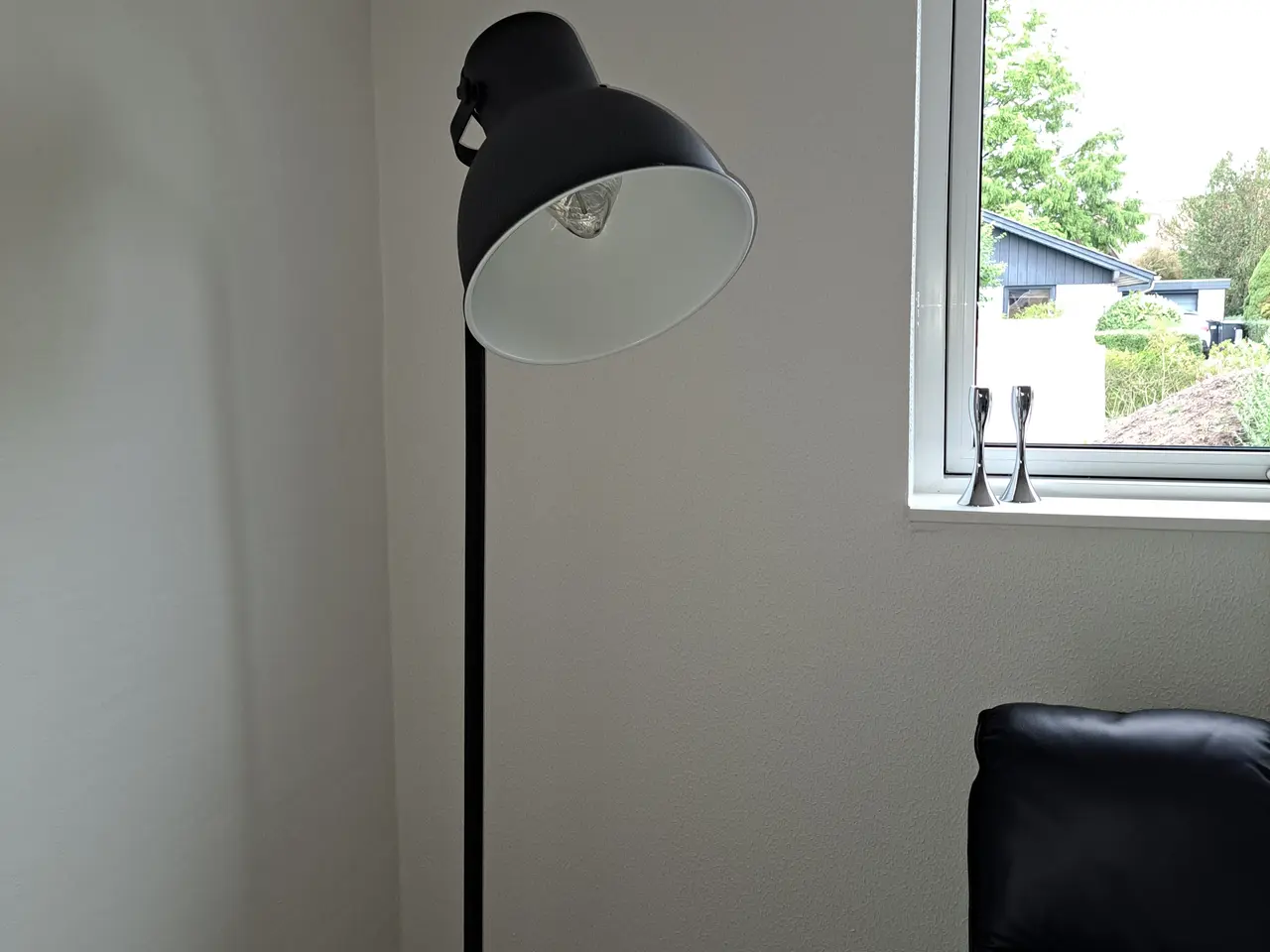 Billede 2 - Sort gulv lampe.