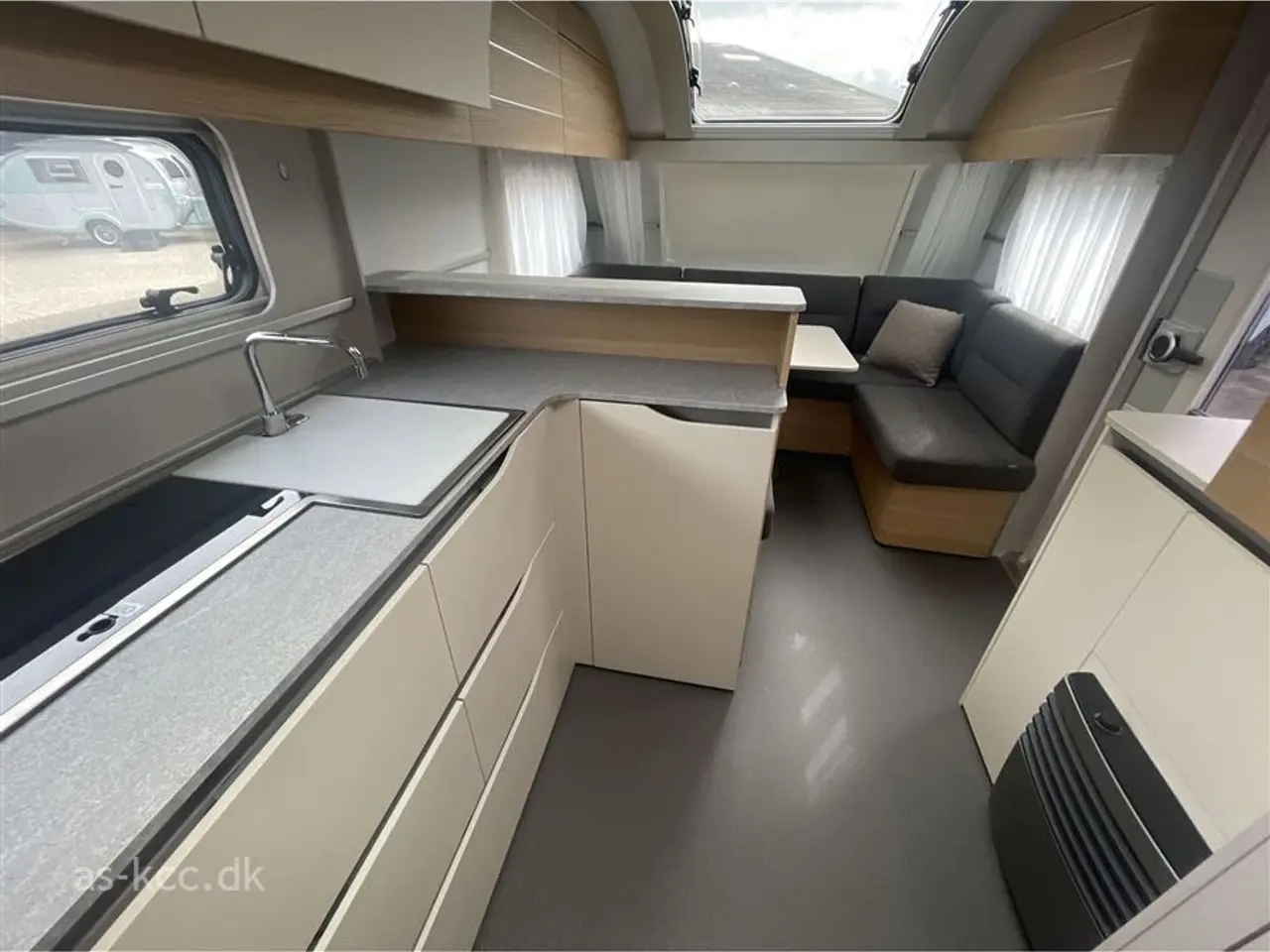 Billede 13 - 2022 - Adria Adora 613 UL   Adria Adora 613 UL årgang 2022 5 sovepladser, 6 siddepladser Isabella Penta fortelt 3,5 m. Dørmarkise til Penta SÆLGES FOR KUNDE