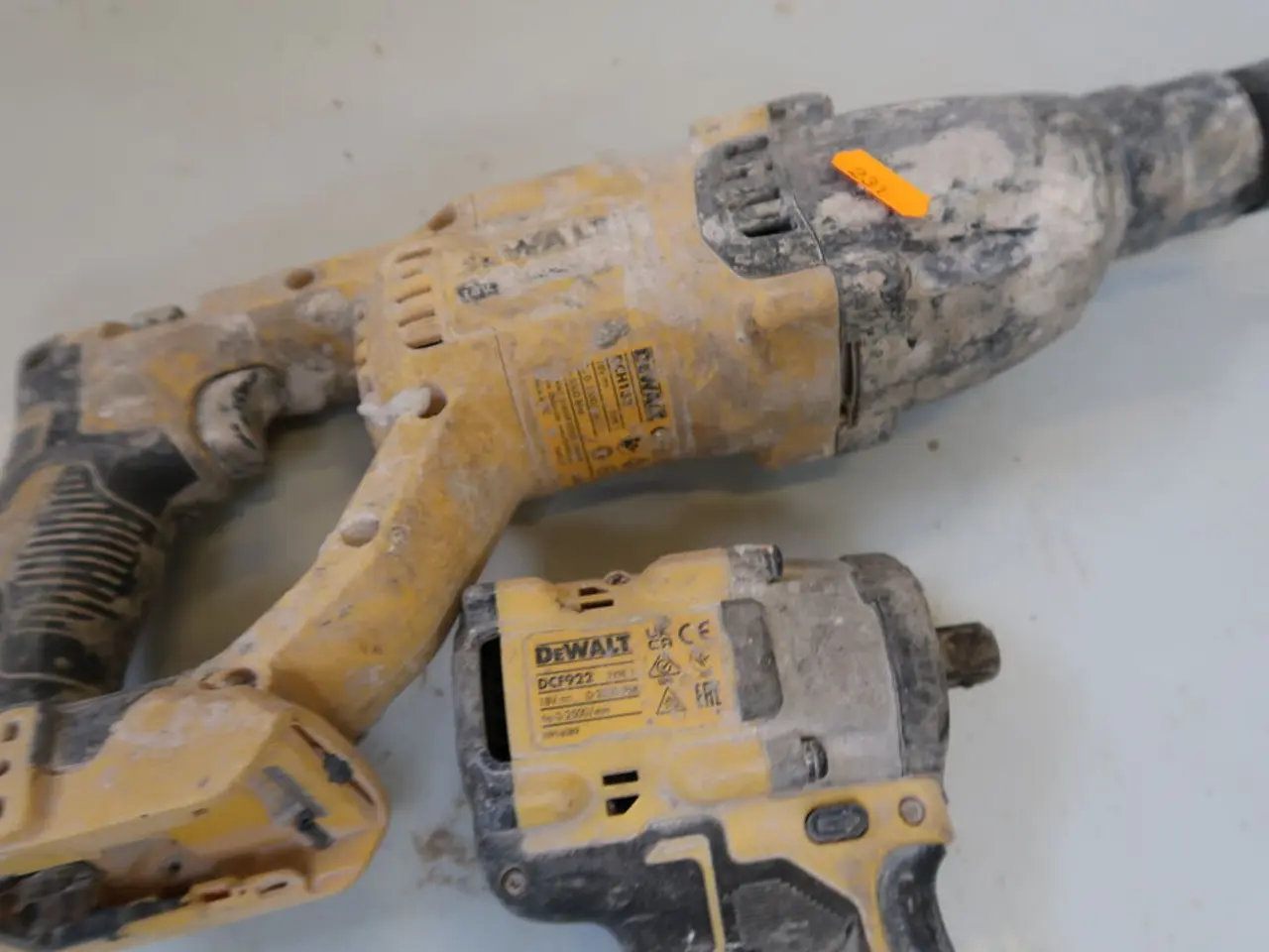 Billede 3 - 3 stk. akku håndværktøj DEWALT DCF922, DCH133 med batteri