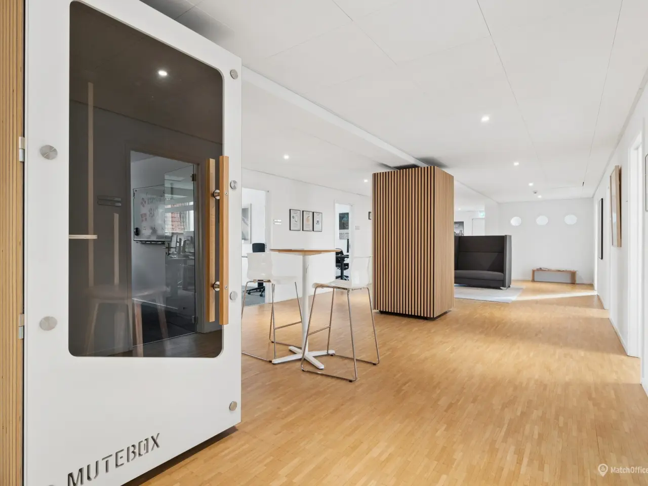 Billede 7 - Indbydende kontormiljø med mange mindre kontorer. samt eget konferencerum i København NV
