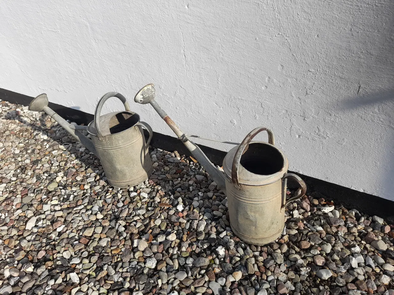 Billede 3 - 2 store gamle zinkvandkander (10L) med fed patina