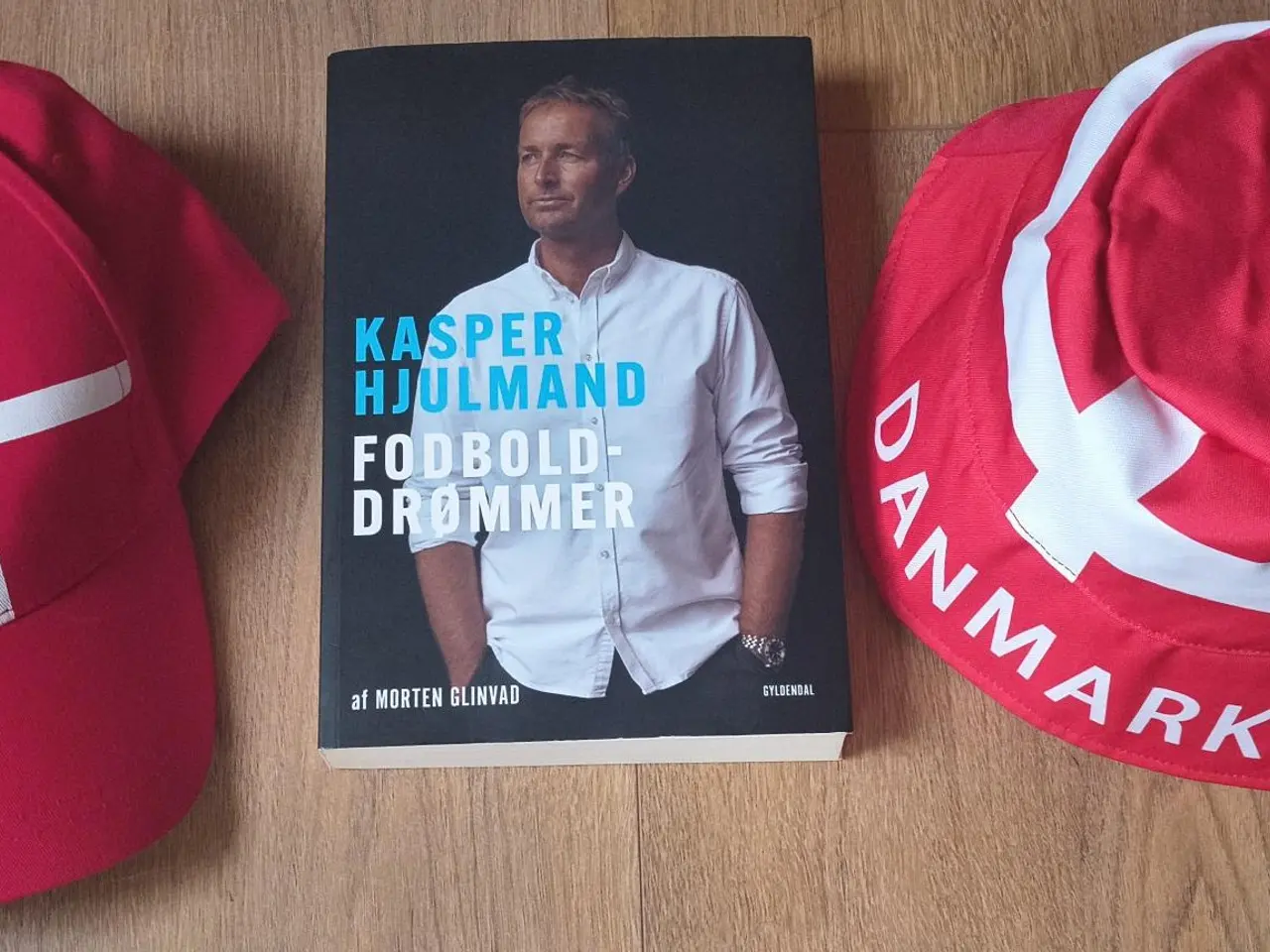 Billede 1 - KASPER HJULMAND BIOGRAFI, BØLLEHAT OG CAP