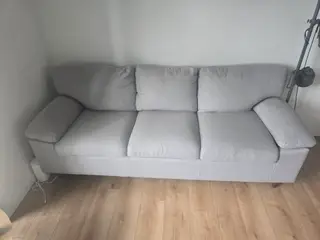 3-personers sofa i lys grå stof