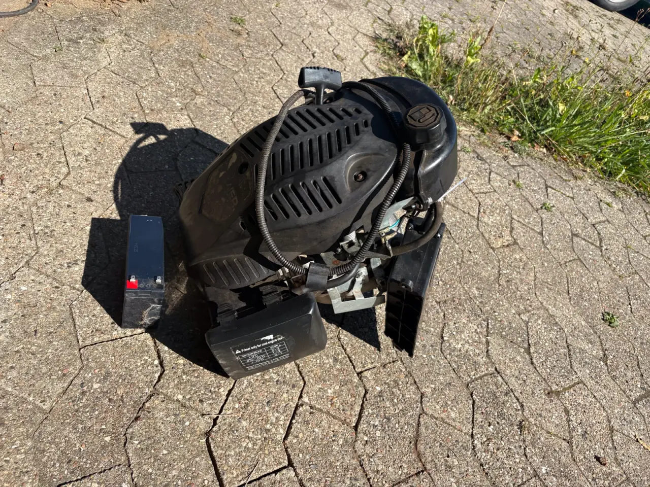 Billede 1 - Motor med elstarter til plæneklipper