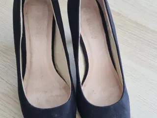 Smukke klassiske sorte pumps/stiletter fra Bianco