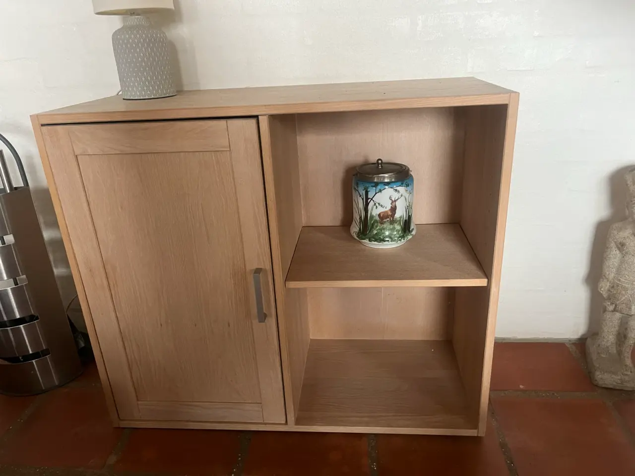 Billede 1 - Mindre skænk med låge og hylder