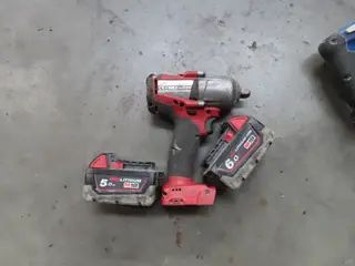 Akku slagnøgle MILWAUKEE M18 FMTIWP12 med 2 stk. batterier