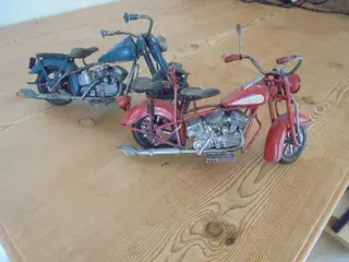 2 vintage modelmotorcykler – se fotos