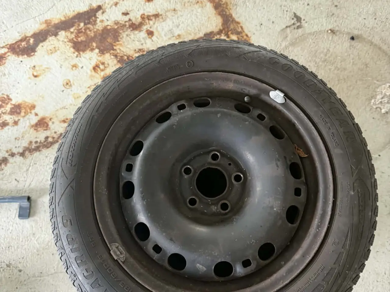 Billede 1 - 15" Stålfælg med Goodyear vinterdæk