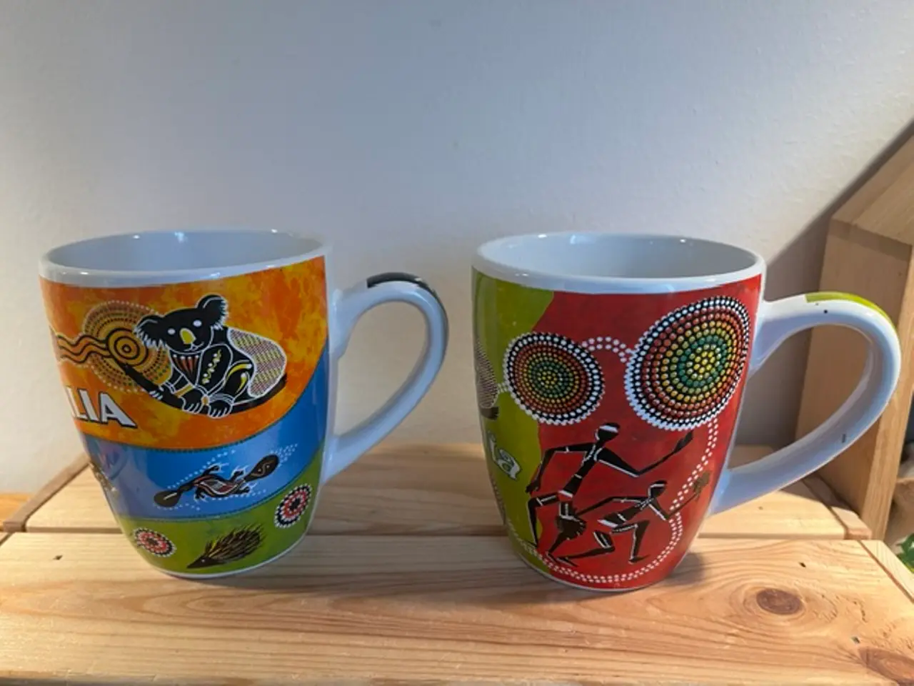Billede 6 - 2 australske krus med aboriginermotiver og koala