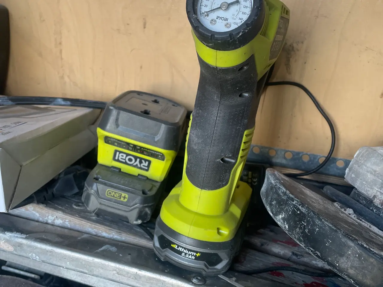 Billede 1 - Ryobi batterier, lader og kompressor 