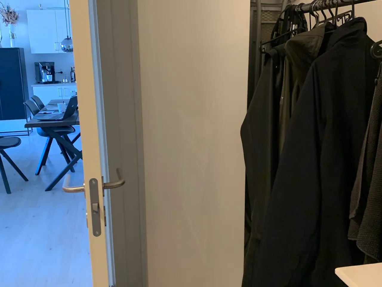 Billede 2 - Hvidt højglans højskab med glashylder.