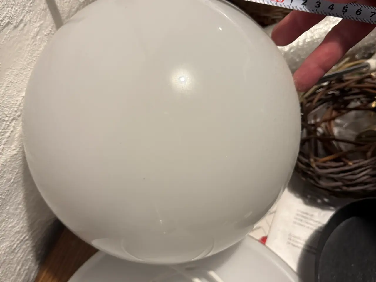 Billede 2 - Smuk vintage kuglependel i opalhvidt glas – Ø25 cm