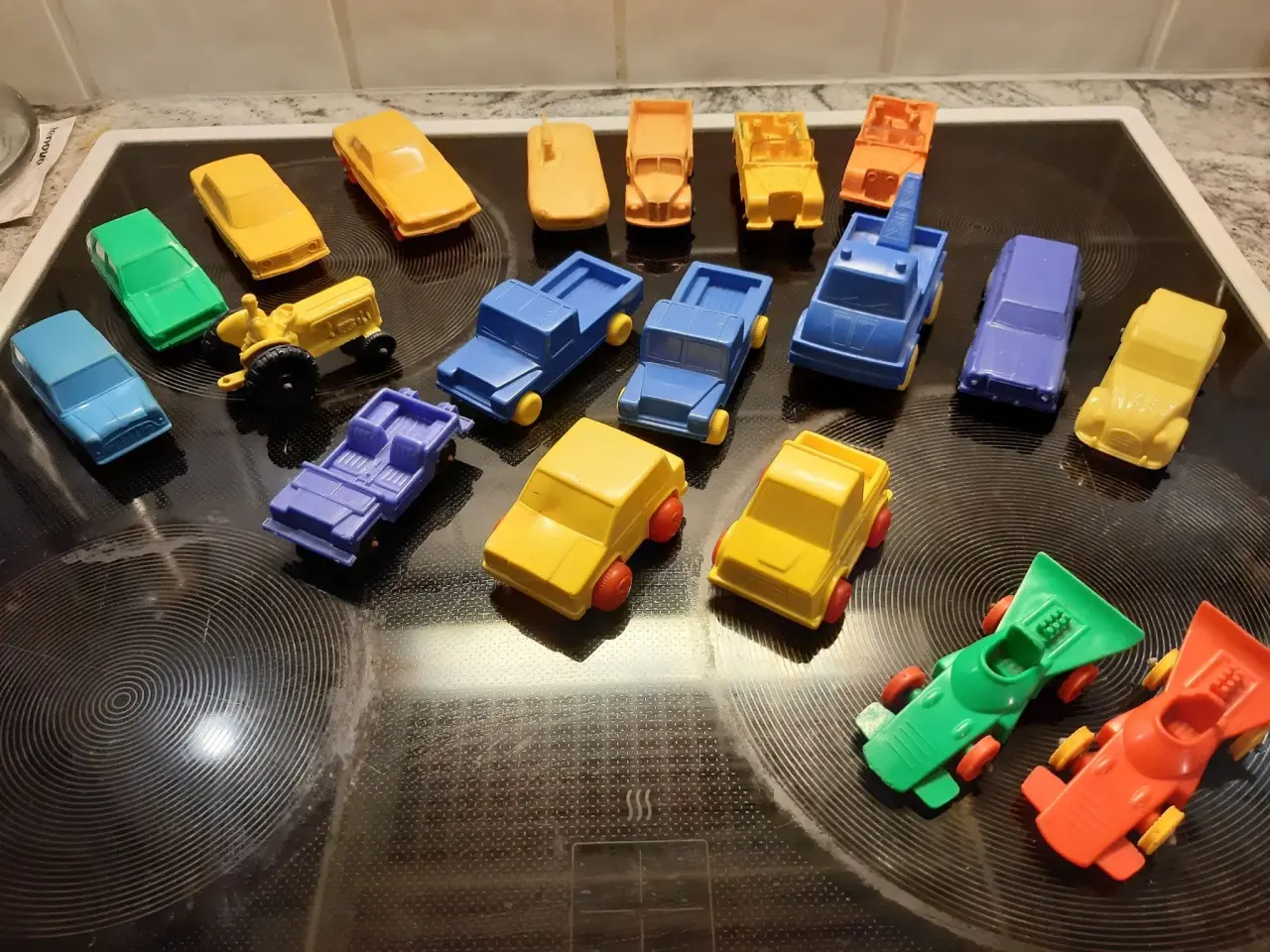 Billede 1 - Gamle plastik biler.
