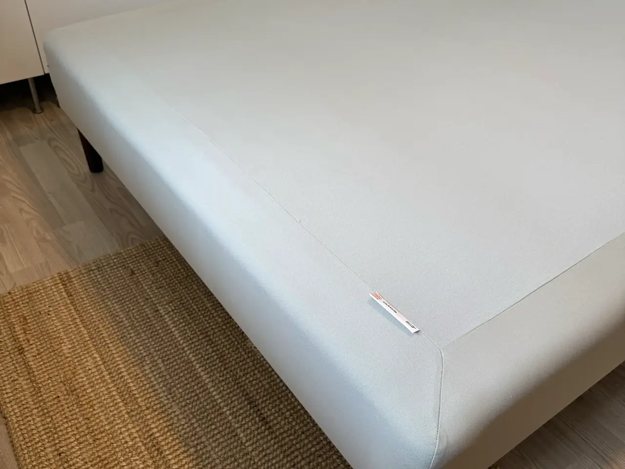 Billede 1 - IKEA Boxmadras med ben, lys grå
