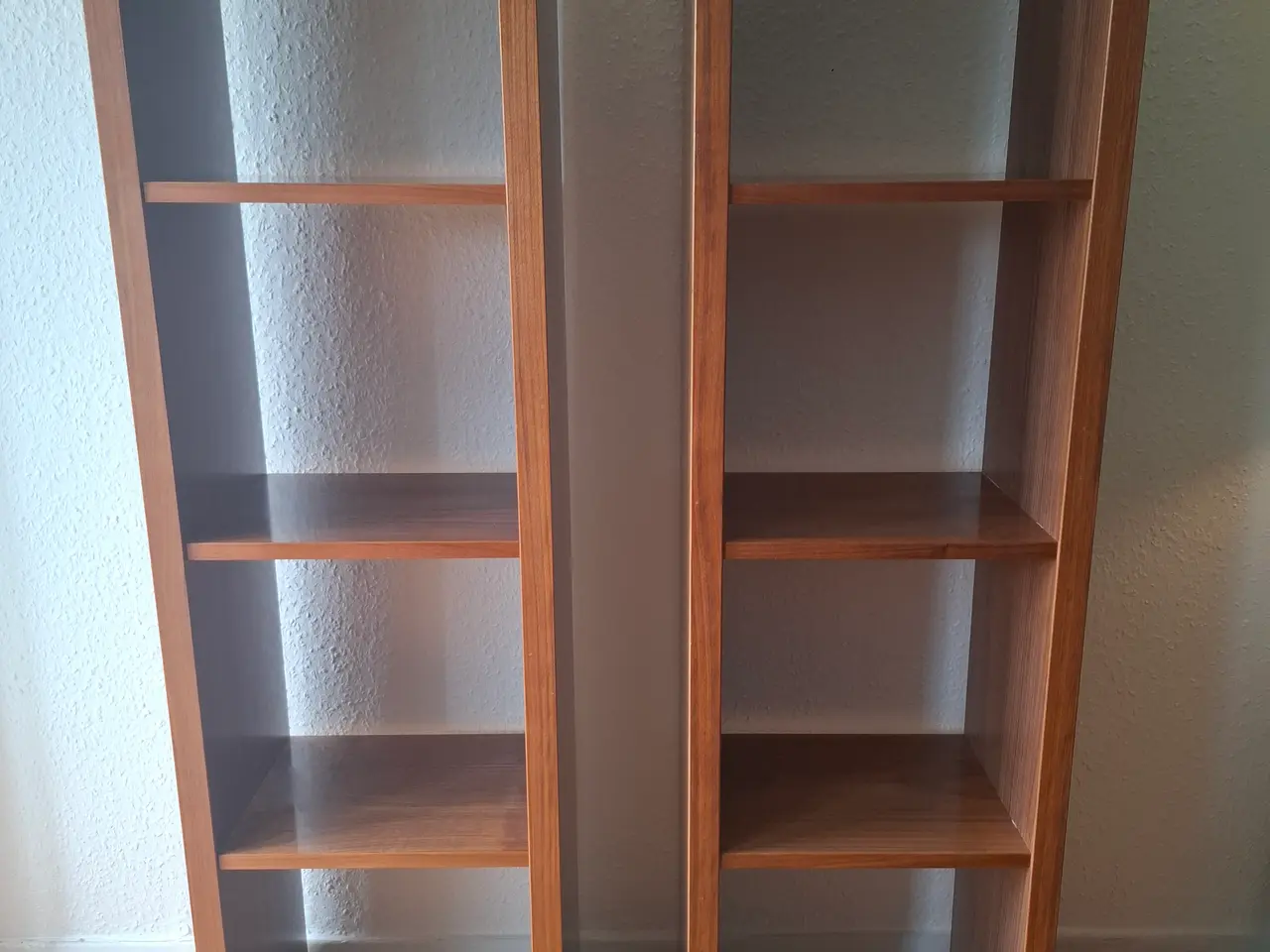 Billede 1 - 2 bogkasser/rumdelere i valnød, 200 kr. per styk.